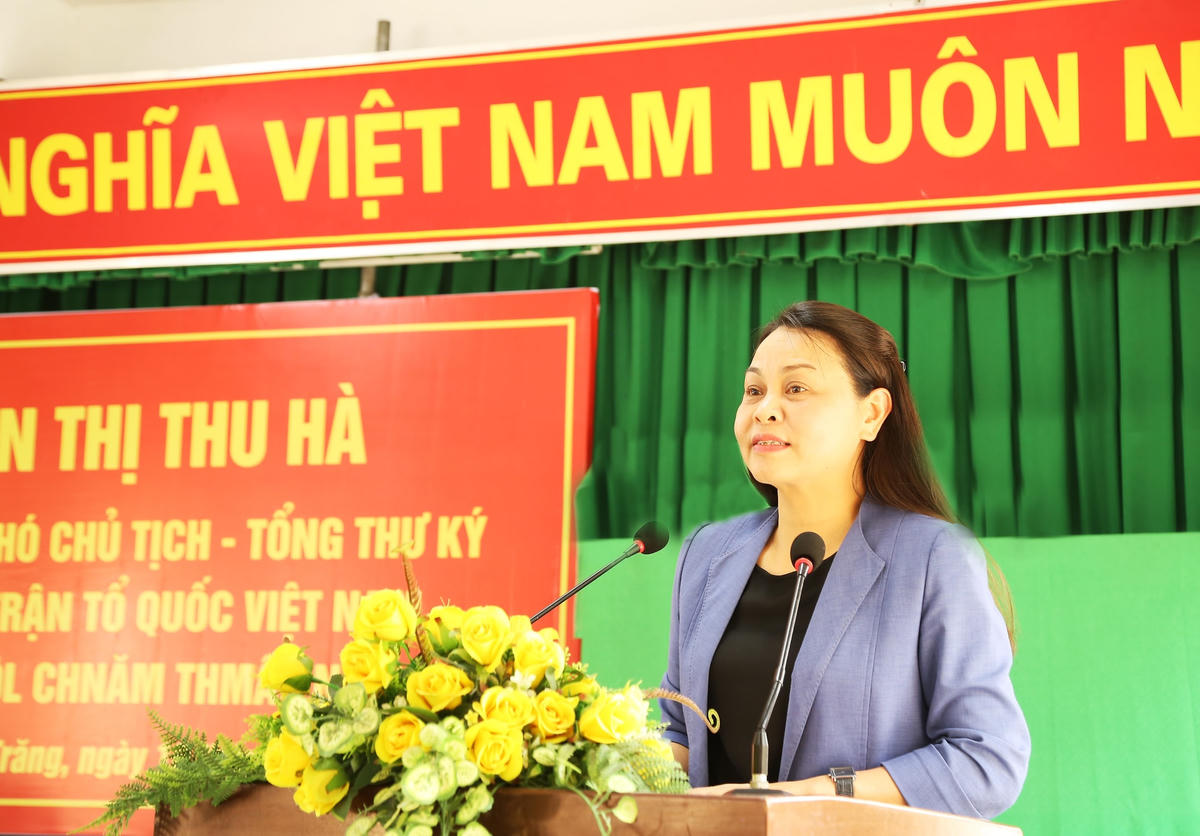 Phó Chủ tịch – Tổng Thư ký Nguyễn Thị Thu Hà thăm hỏi, chúc Tết các vị chức sắc, đồng bào Khmer.  