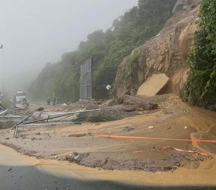  Sạt lở ở km 905+600 đèo Hải Vân thuộc địa bàn phường Hòa Hiệp Bắc, quận Liên Chiểu. 