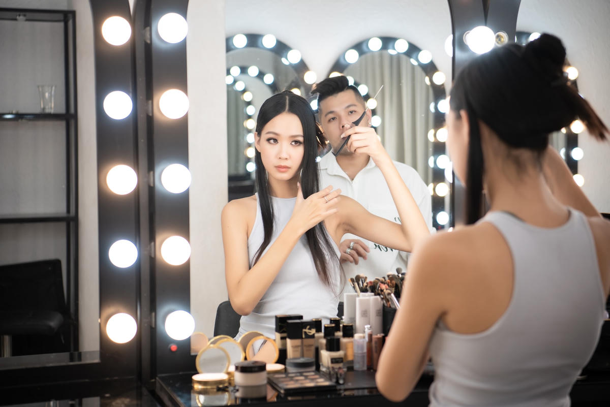 Bảo Ngọc học makeup cơ bản để lên đường dự thi quốc tế. 