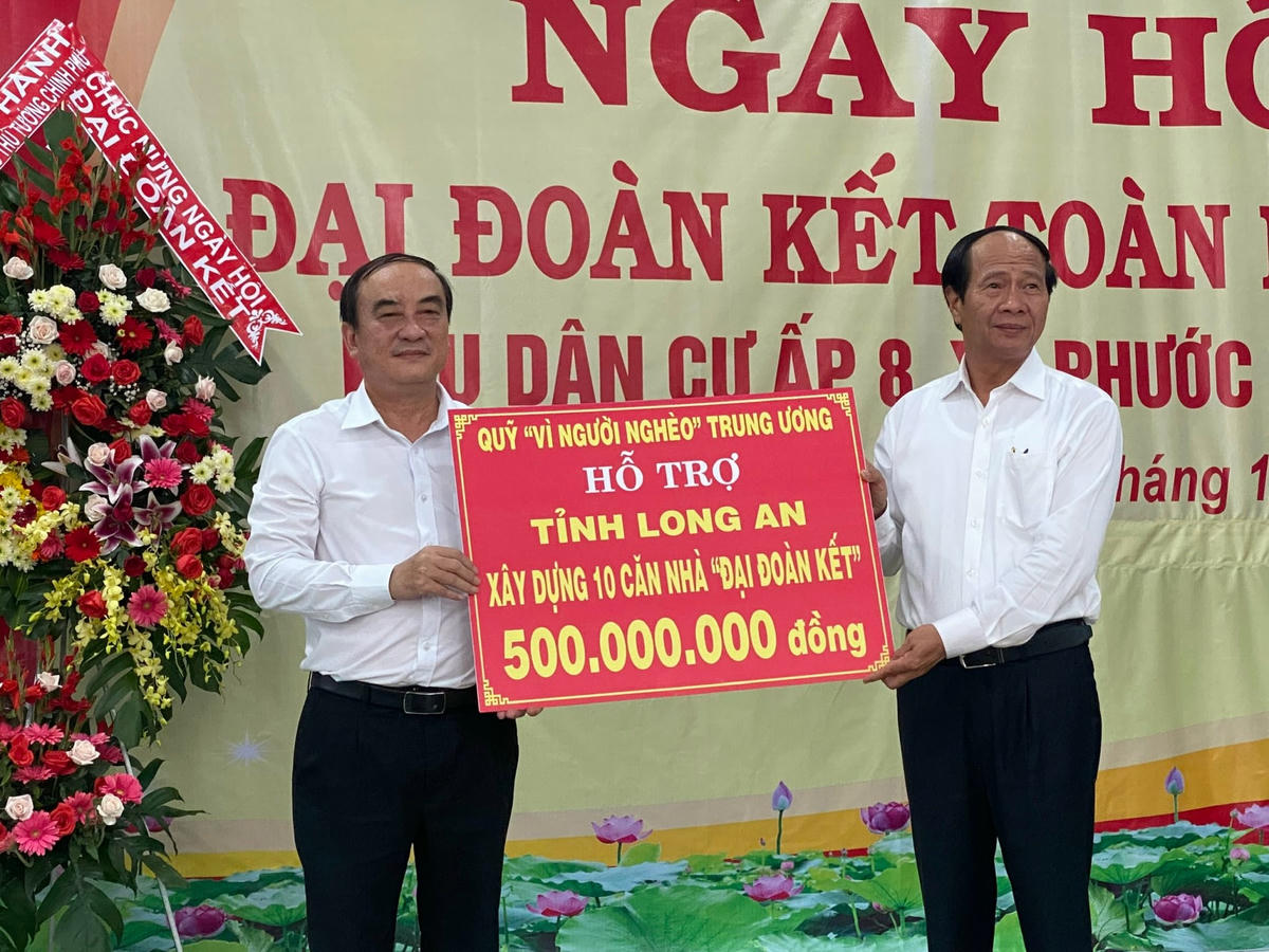 Phó Thủ tướng Lê Văn Thành trao hỗ trợ tỉnh Long An xây dựng 10 căn nhà Đại đoàn kết.  