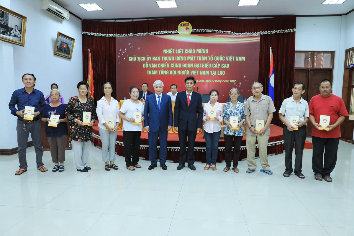 Bí thư Trung ương Đảng, Chủ tịch UBTƯ MTTQ Việt Nam Đỗ Văn Chiến tặng quà bà con kiều bào có hoàn cảnh khó khăn đang sinh sống tại Lào. Ảnh: Quang Vinh.