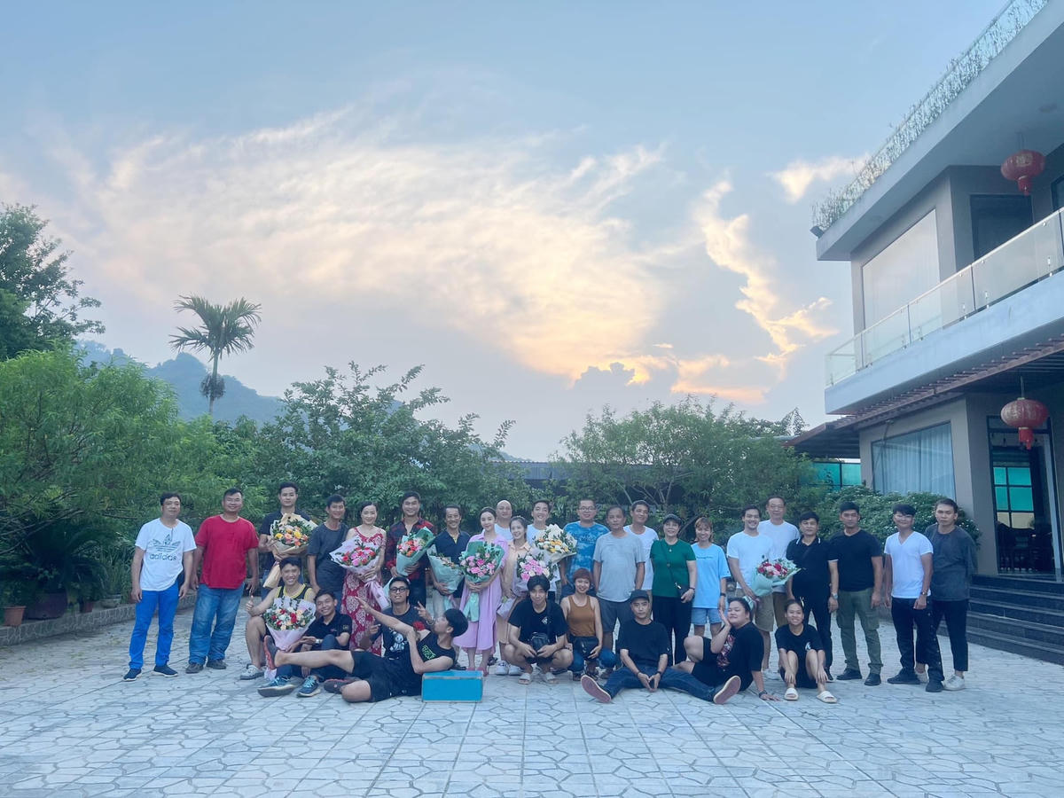 Hình ảnh đoàn phim "Gara hạnh phúc" đóng máy. Ảnh: FBNV. 