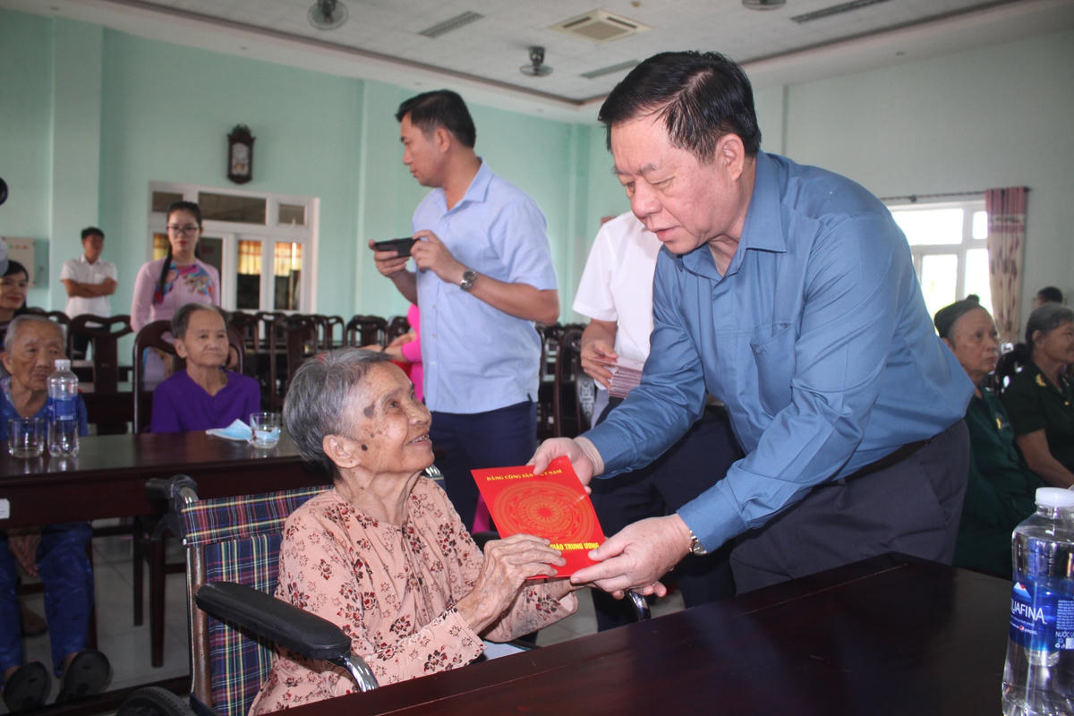 Trưởng Ban Tuyên giáo Trung ương Nguyễn Trọng Nghĩa tặng quà cho người có công tại Trung tâm.