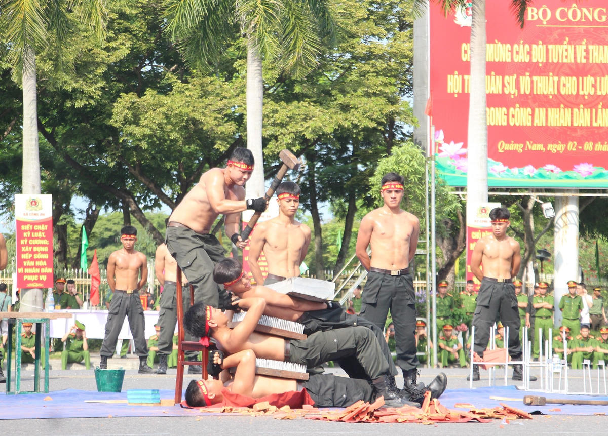 Chiến sĩ nằm lên bàn đinh, kê đập vỡ đá tảng.