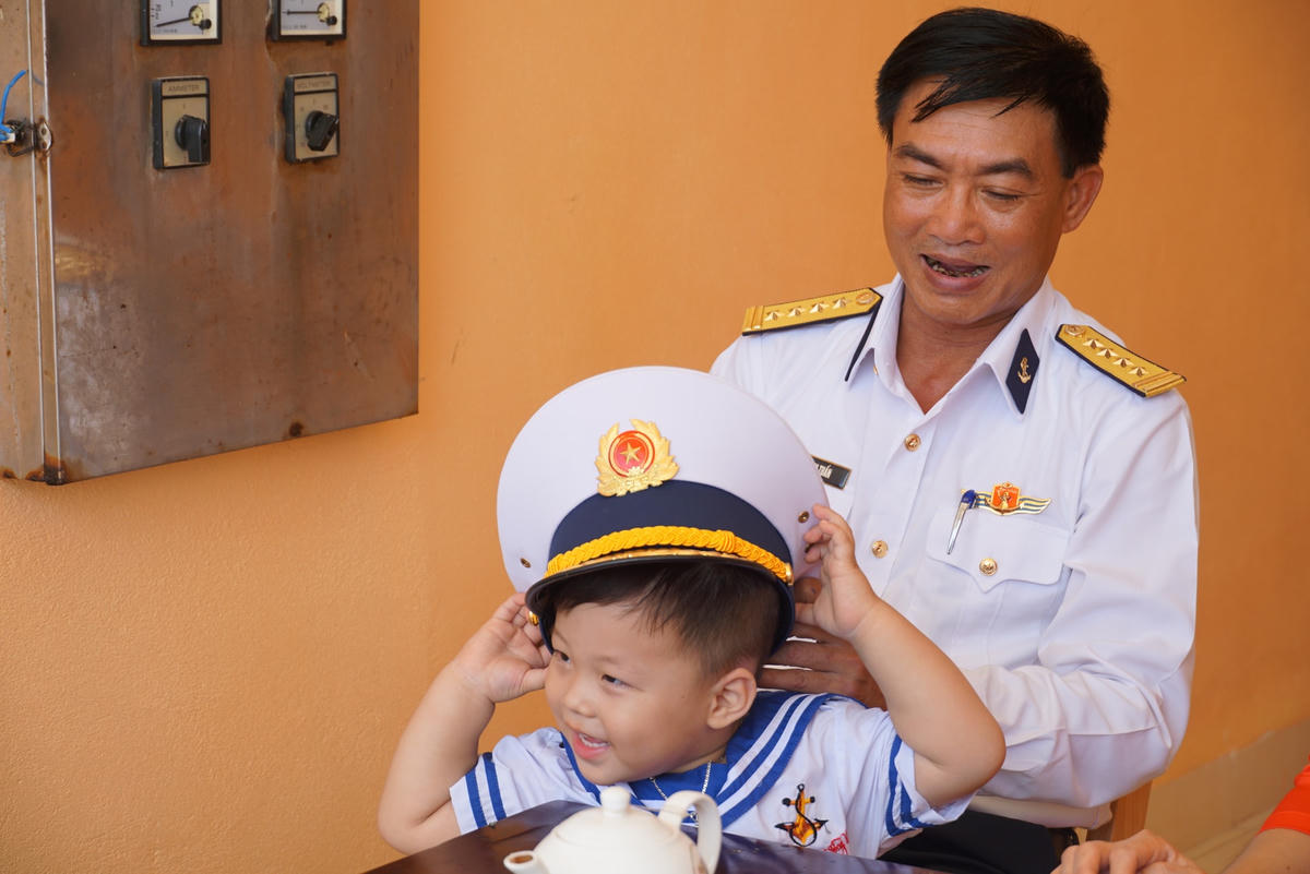 Đại tá Đỗ Minh Tuấn, Trưởng phòng dân vận Quân chủng Hải quân bên một “chú hải quân nhân dân Việt Nam tương lai”. Ảnh: Mạnh Thìn.