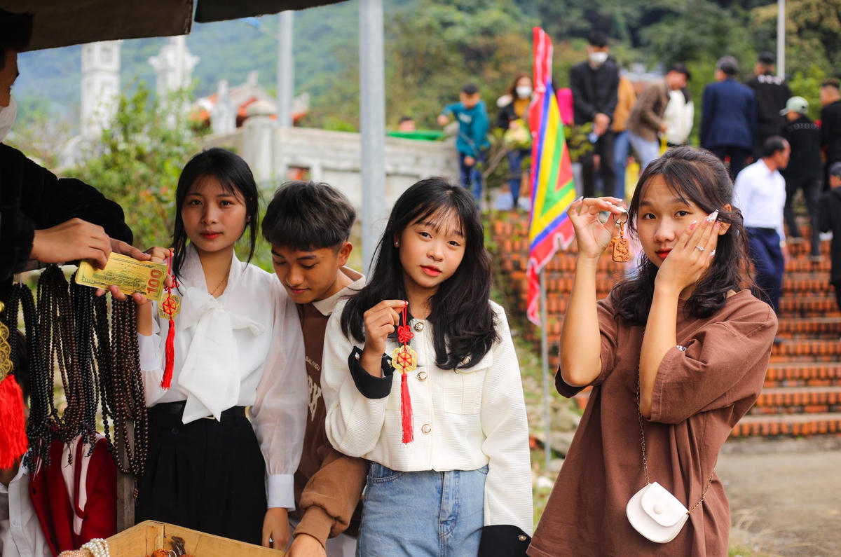 Ngoài việc đến dâng hương, cầu tài lộc, nhiều bạn trẻ còn cùng nhau chụp những tấm hình lưu giữ kỉ niệm trong ngày đầu năm mới.