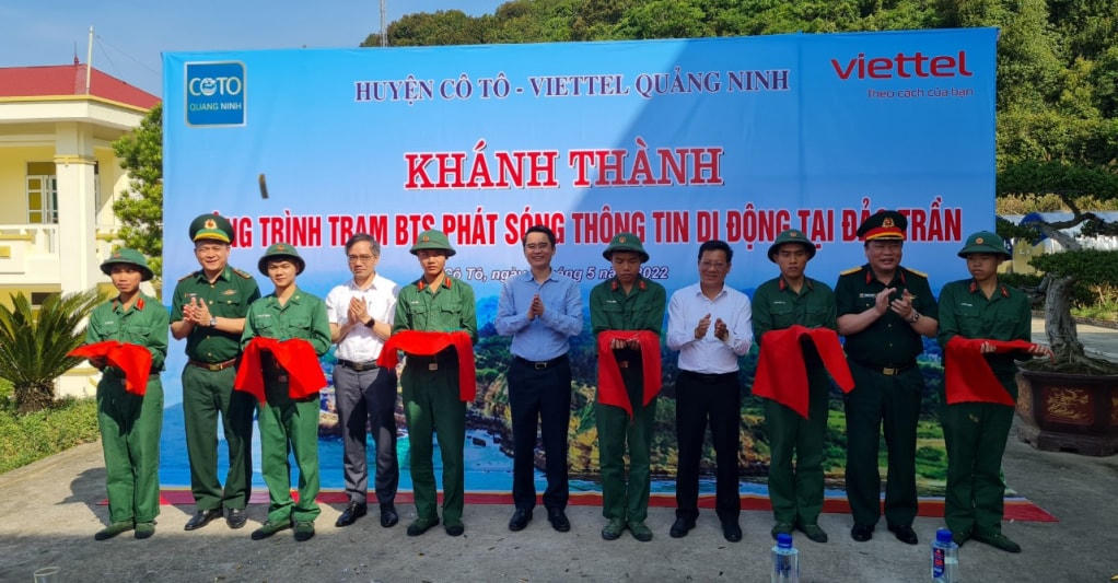 Các đại biểu cắt băng khánh thành trạm BTS phát sóng thông tin di động tại đảo Trần. Ảnh: QMG.