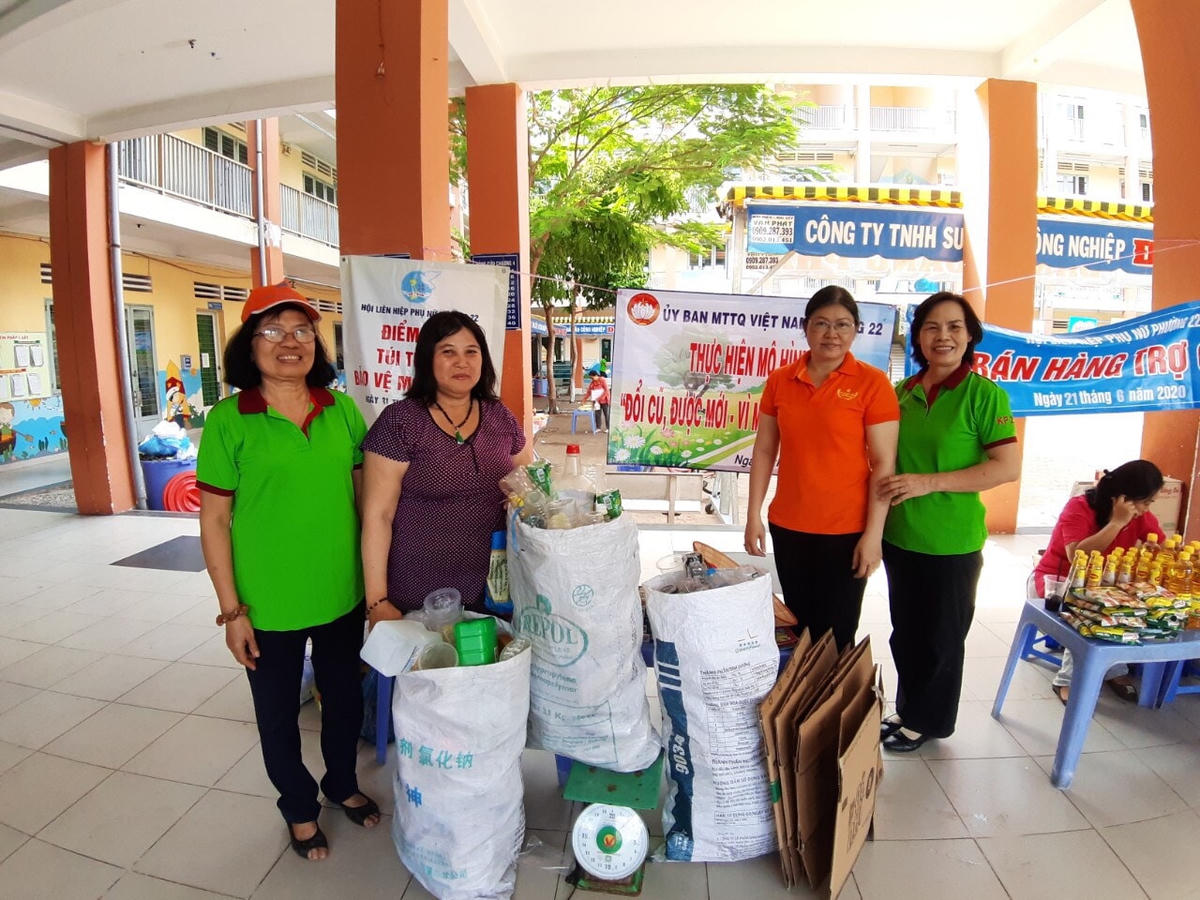 Một hoạt động đổi phế thải lấy sản phẩm sinh hoạt mới tại quận Bình Thạnh.
