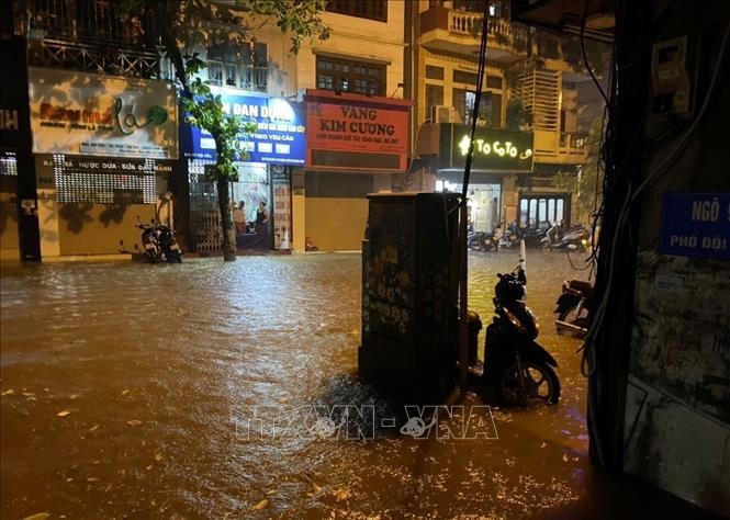 Nước ngập trên phố Đội Cấn (Ba Đình). Ảnh: TTXVN.