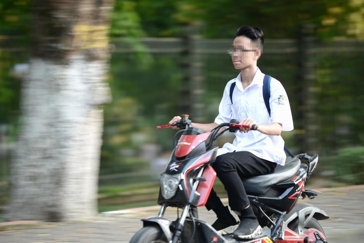 Hà Nội: Tái diễn tình trạng học sinh đi xe máy, xe điện vi phạm luật giao thông 