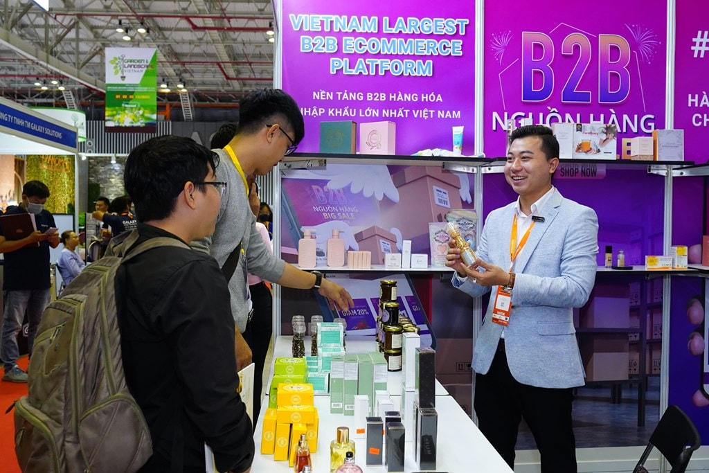 Thương mại điện tử ngày càng phát triển. Ảnh: Vũ Khuê.