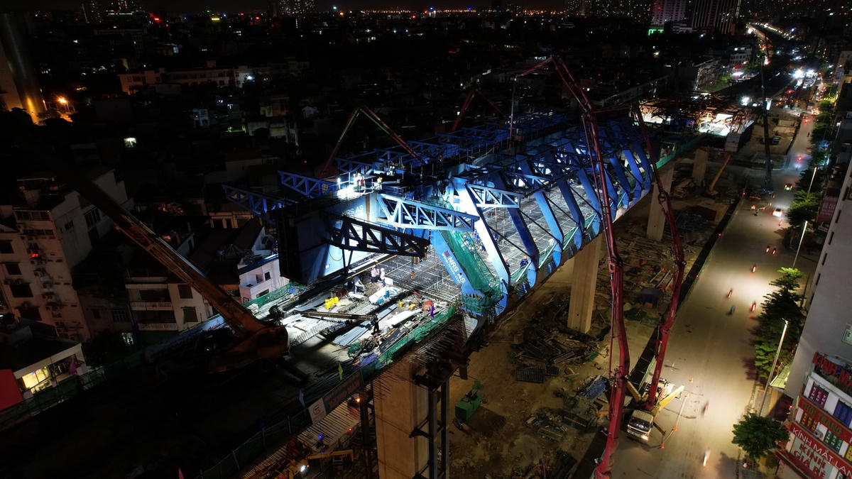 Ông Đào Đăng Hiệp, Trưởng nhóm Hiện trường, đơn vị tư vấn quản lý dự án cho hay, đường trên cao đoạn Vĩnh Tuy - chợ Mơ hiện đã hoàn tất, từ việc kẻ đường, lắp chống ồn trong suốt, biển báo. Khối lượng thi công còn lại nhiều nhất trên đoạn chợ Mơ - Ngã Tư Vọng. Đơn vị cũng đang hoàn thiện các thủ tục nghiệm thu theo quy định.