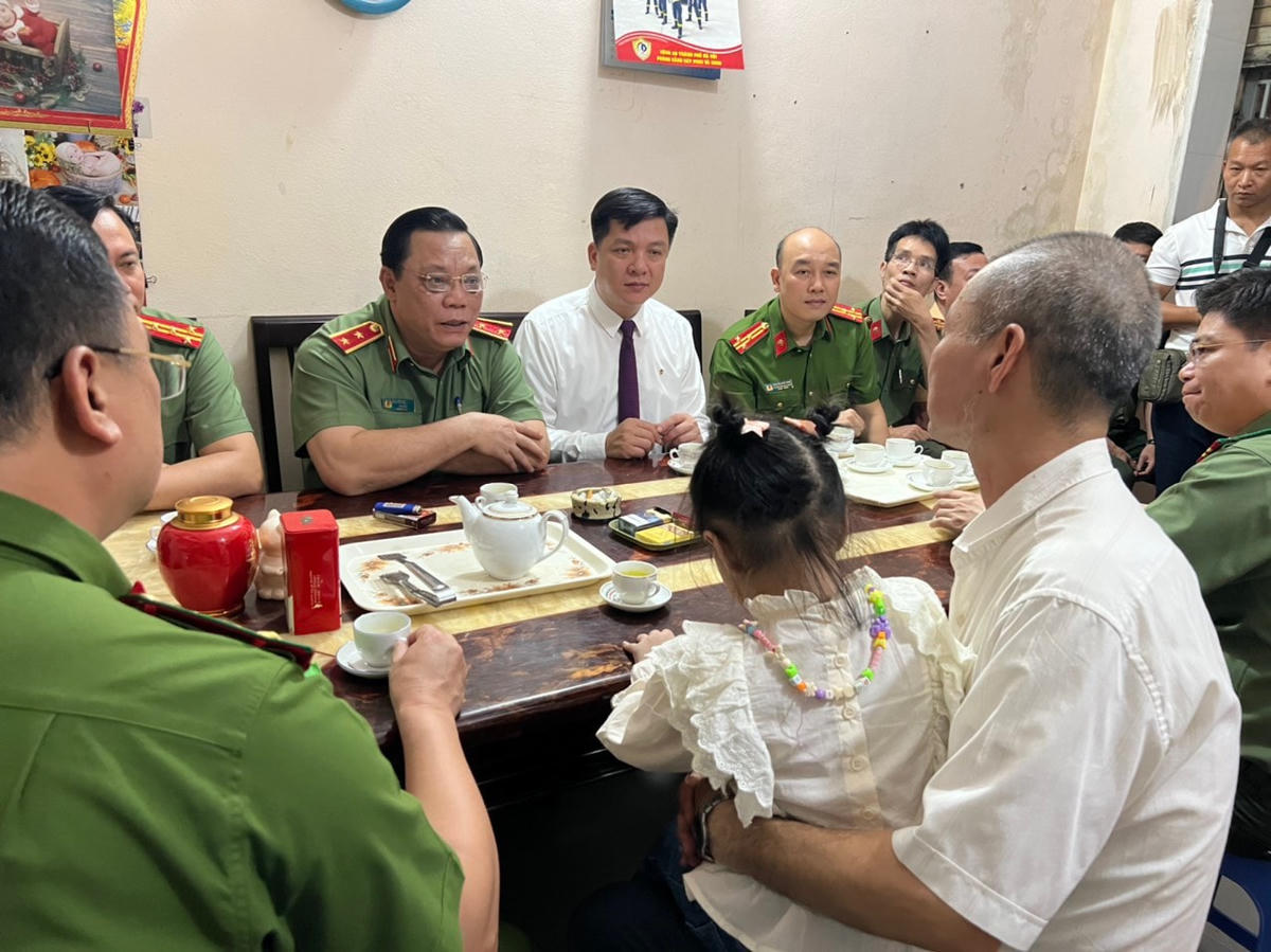 Trung tướng Nguyễn Hải Trung cùng đại diện các phòng chức năng Công an TP Hà Nội thăm hỏi, tặng quà thương binh, thân nhân các gia đình liệt sĩ. 