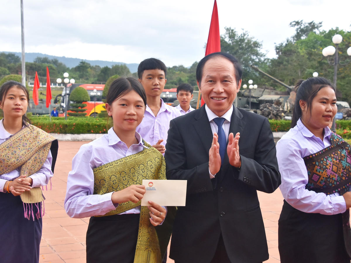 Phó Chủ tịch – Tổng Thư ký Lê Tiến Châu tặng quà cho học sinh, sinh viên tại tỉnh Savannakhet.