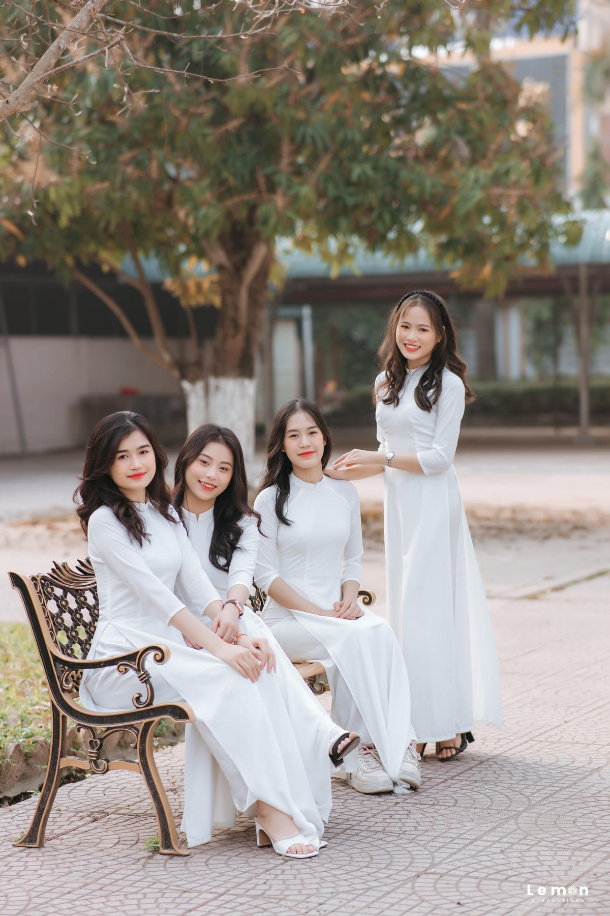 Chị em phụ nữ thướt tha trong trang phục áo dài truyền thống của người Việt Nam. Ảnh: Quân Bee.