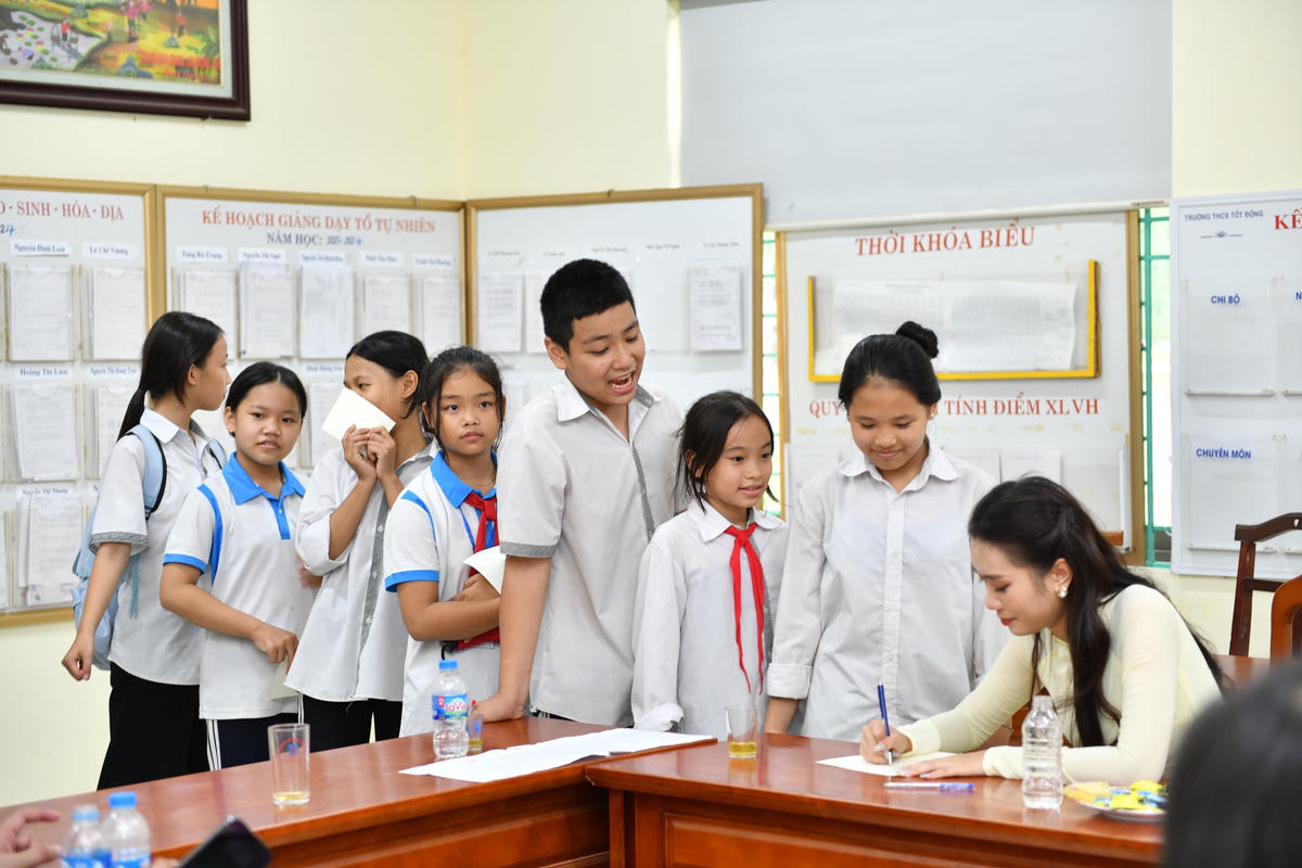 Hoa hậu Ban Mai giao lưu với các bạn nhỏ.