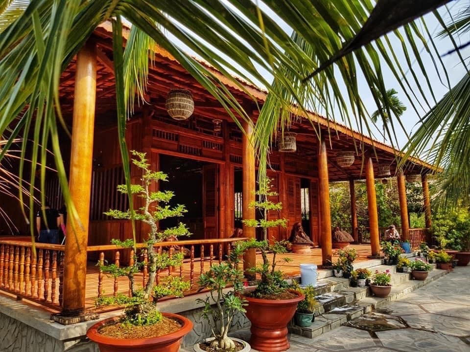 Căn nhà được làm từ 4.000 cây dừa.  
