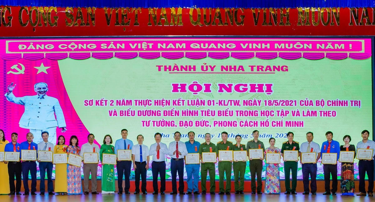 Tặng giấy khen cho tập thể và cá nhân có thành tích xuất sắc trong học tập, làm theo tư tưởng, đạo đức, phong cách Hồ Chí Minh giai đoạn 2020-2023.