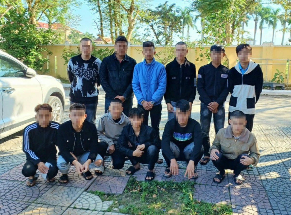 Nhóm thanh thiếu niên tại cơ quan Công an.  