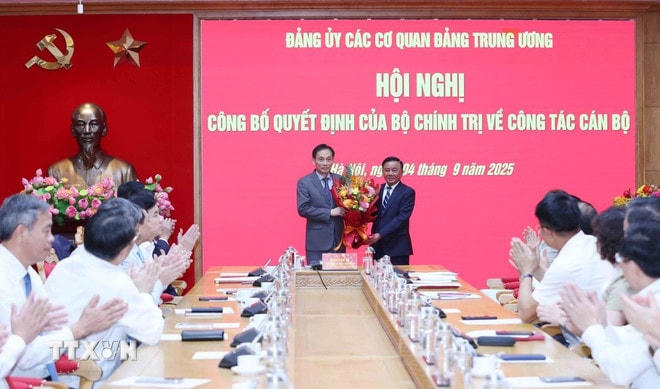 Đồng chí Trần Cẩm Tú, Ủy viên Bộ Chính trị, Thường trực Ban Bí, Bí thư Đảng ủy các cơ quan Đảng Trung ương tặng hoa chúc mừng đồng chí Lê Hoài Trung, Bí thư Trung ương Đảng, Quyền Bộ trưởng Bộ Ngoại giao, nguyên Phó Bí thư Thường trực Đảng ủy các cơ quan Đảng Trung ương. (Ảnh: Phương Hoa/TTXVN) ttxvn-dong-chi-giu-chuc-pho-bi-thu-thuong-truc-dang-uy-cac-co-quan-dang-trung-uong-0409-3.jpg