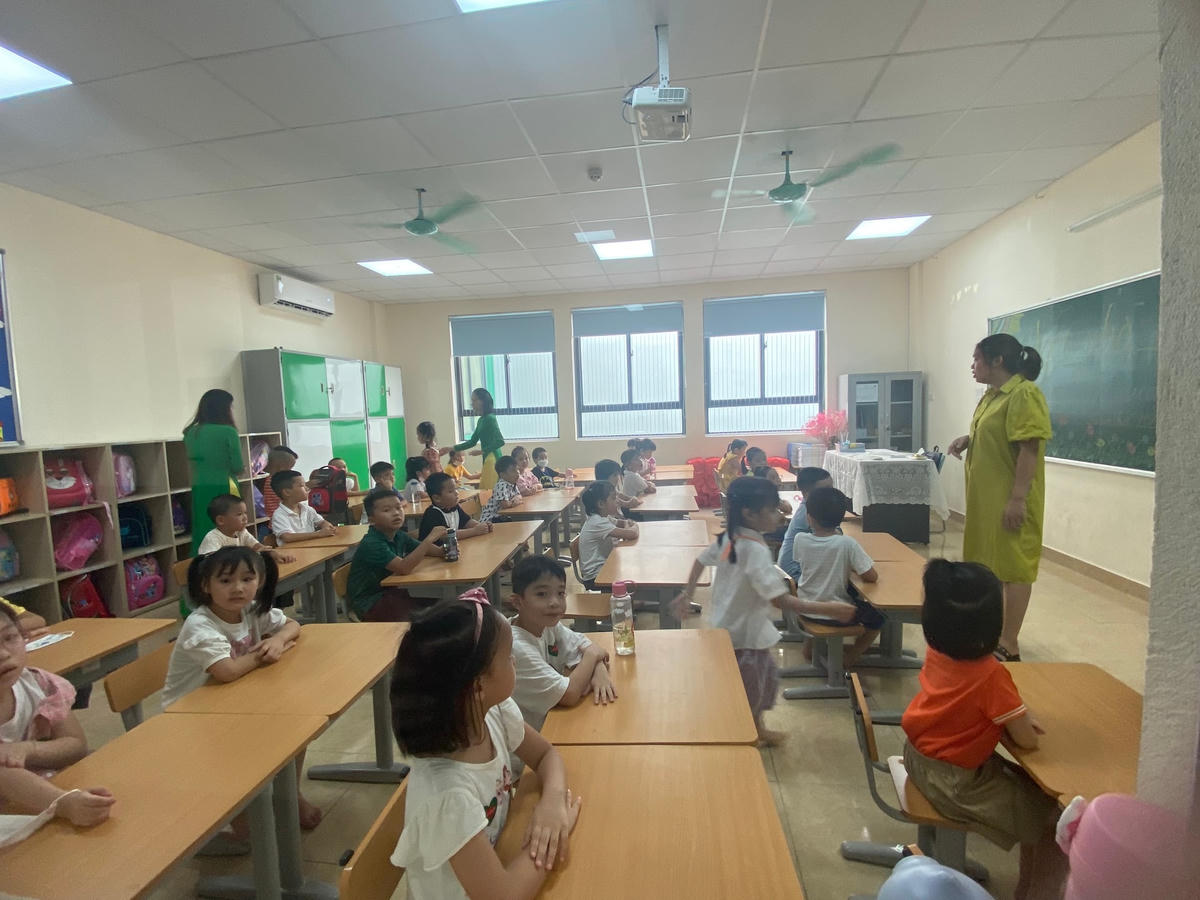 Ngày đầu làm quen với cô giáo của học sinh lớp 1 Trường Tiểu học Lômônôxốp (quận Nam Từ Liêm).