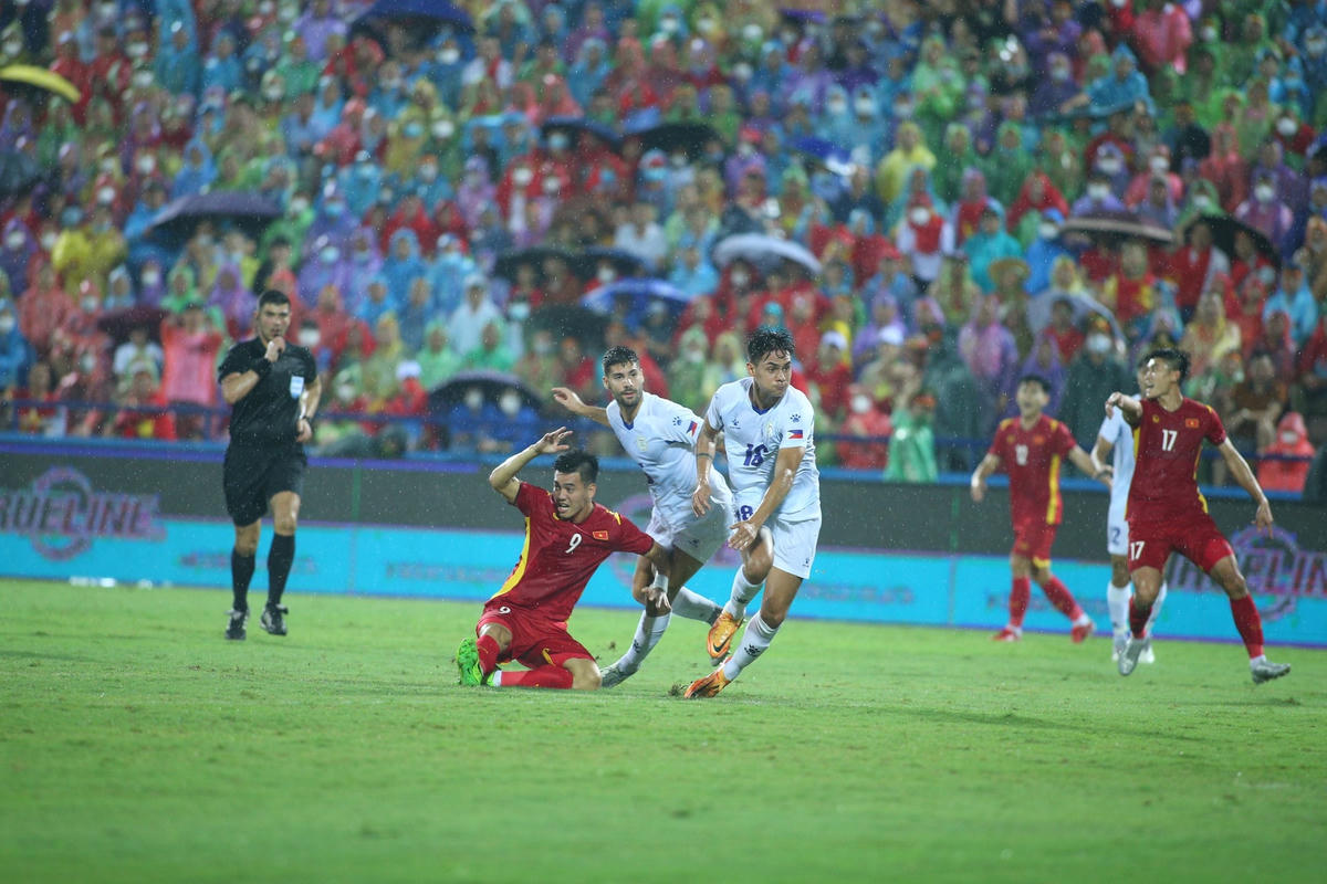 U23 Philippines liên tục phạm lỗi với các cầu thủ U23 Việt Nam.