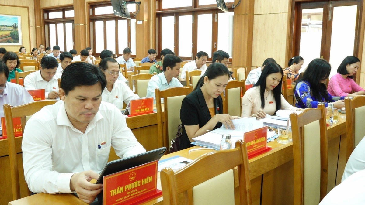 Các đại biểu tham dự kỳ họp thứ 17, HĐND tỉnh Quảng Ngãi khóa XIII.