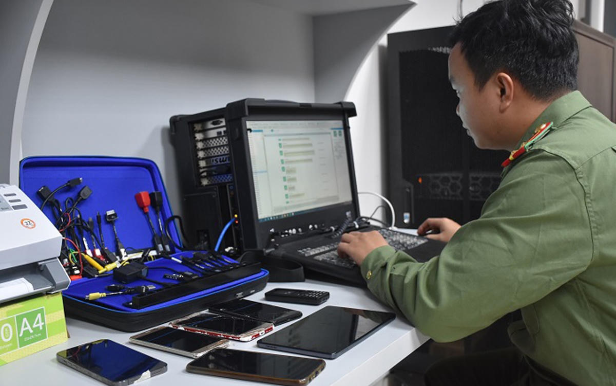 Lực lượng Công an kiểm tra các giao dịch trên hệ thống máy tính. 