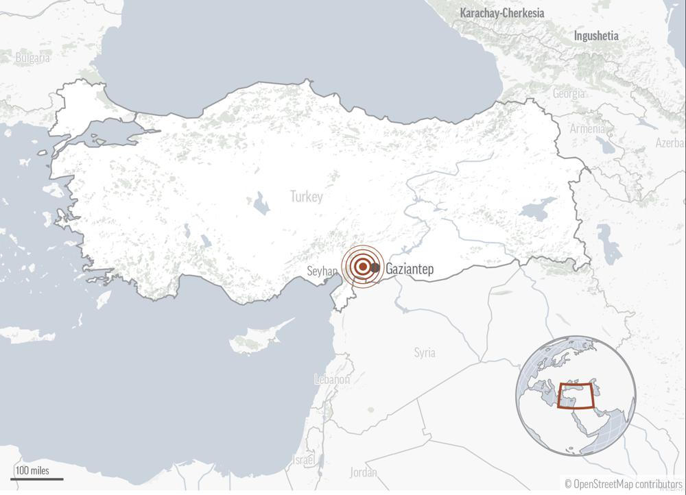 Theo số liệu từ chính quyền Syria ở Damascus và nhân viên cứu hộ ở khu vực tây bắc do quân nổi dậy kiểm soát, ít nhất 1.444 người thiệt mạng ở Syria trong trận động đất ngày 6.2 và khoảng 3.500 người bị thương. Ảnh: AP.