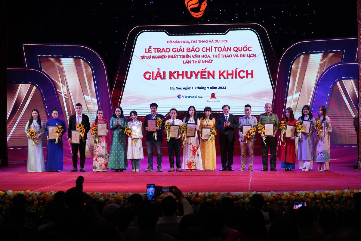 Trao giải Khuyến khích cho các tác giả đoạt giải. 