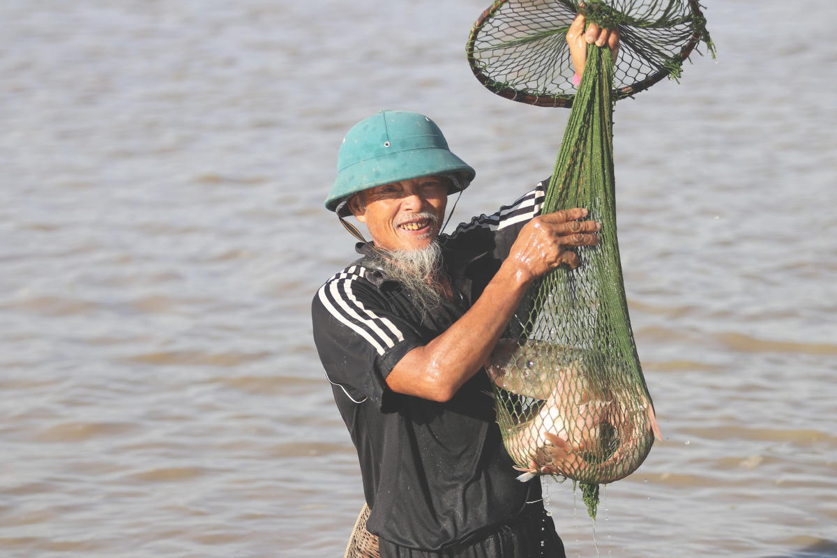 Chỉ hơn 20 phút xuống hồ, ông Đậu Danh (72 tuổi, trú tại thôn Tiên Tiến) đã bắt được 2 con cá "khủng".