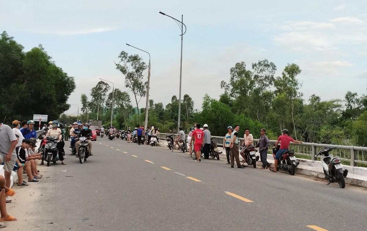 Người dân hiếu kỳ đứng theo dõi vụ việc.