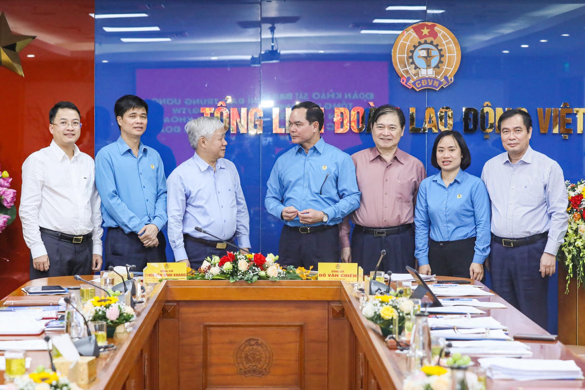 Chủ tịch UBTƯ MTTQ Việt Nam Đỗ Văn Chiến cùng các đại biểu trao đổi bên lề tại cuộc làm việc. Ảnh: Quang Vinh.