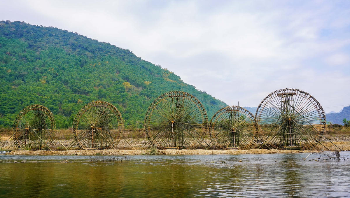 Từ TP Thanh Hóa, di chuyển ngược lên các bản làng vùng cao thuộc các huyện Quan Sơn, Quan Hóa, Bá Thước…, không khó bắt gặp hình ảnh những guồng nước được bà con nông dân làm bên các bờ suối để lấy nước tưới cho đồng ruộng.  