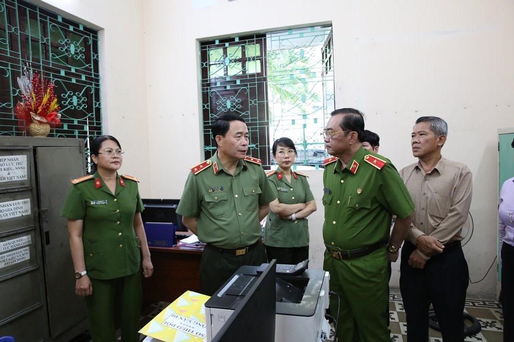 Thứ trưởng Bộ Công an - Trung tướng Lê Quốc Hùng (thứ 2, từ trái qua) cùng đoàn công tác kiểm tra thực tế tại Công an phường 2, quận 3, TP HCM (Ảnh: T.Lữ).