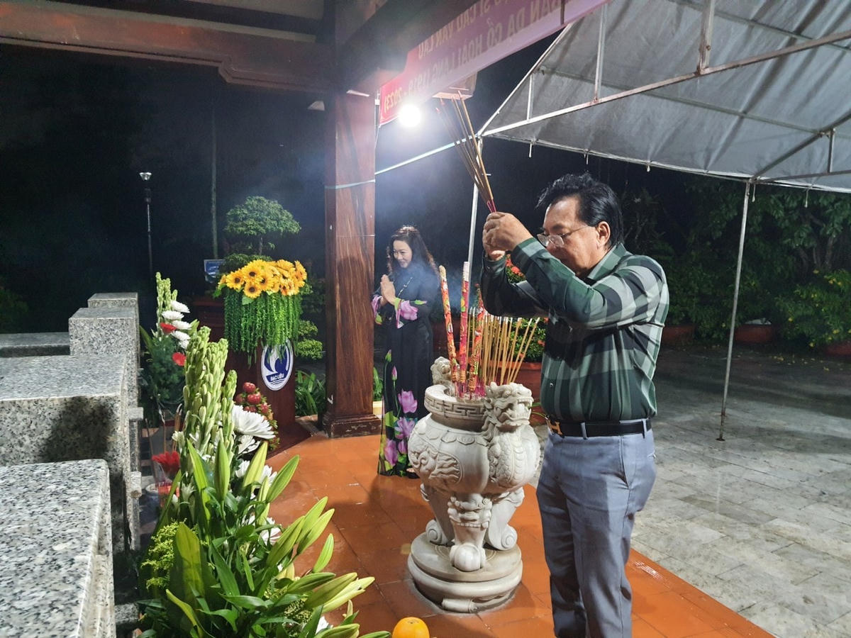 Nghệ sĩ thắp hương ngày giỗ Tổ cổ nhạc.