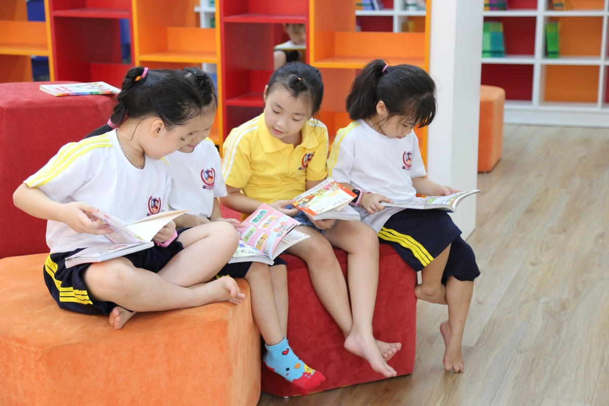 Cần tạo cho trẻ thói quen đọc sách.