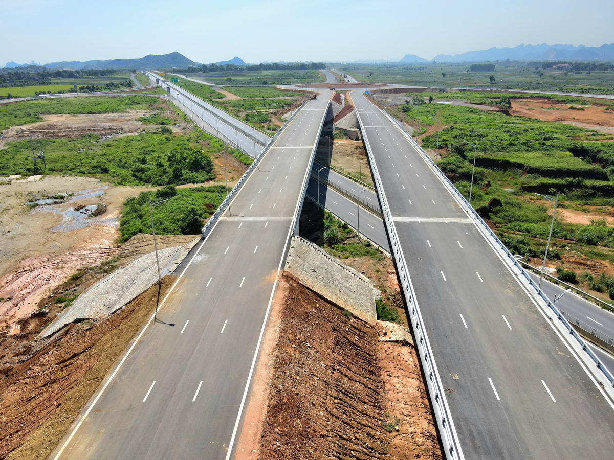 Dự án tuyến đường Đông - Tây tỉnh Ninh Bình được kỳ vọng sẽ mở ra không gian mới để phát triển đô thị, dịch vụ, công nghiệp, khoa học công nghệ của tỉnh Ninh Bình. Vì thế, được gọi là tuyến đường "4 trong 1" ở Ninh Bình.