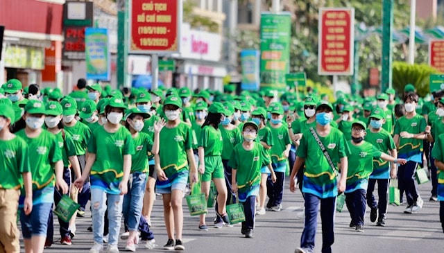 Các vận động viên đang tham gia đi bộ.