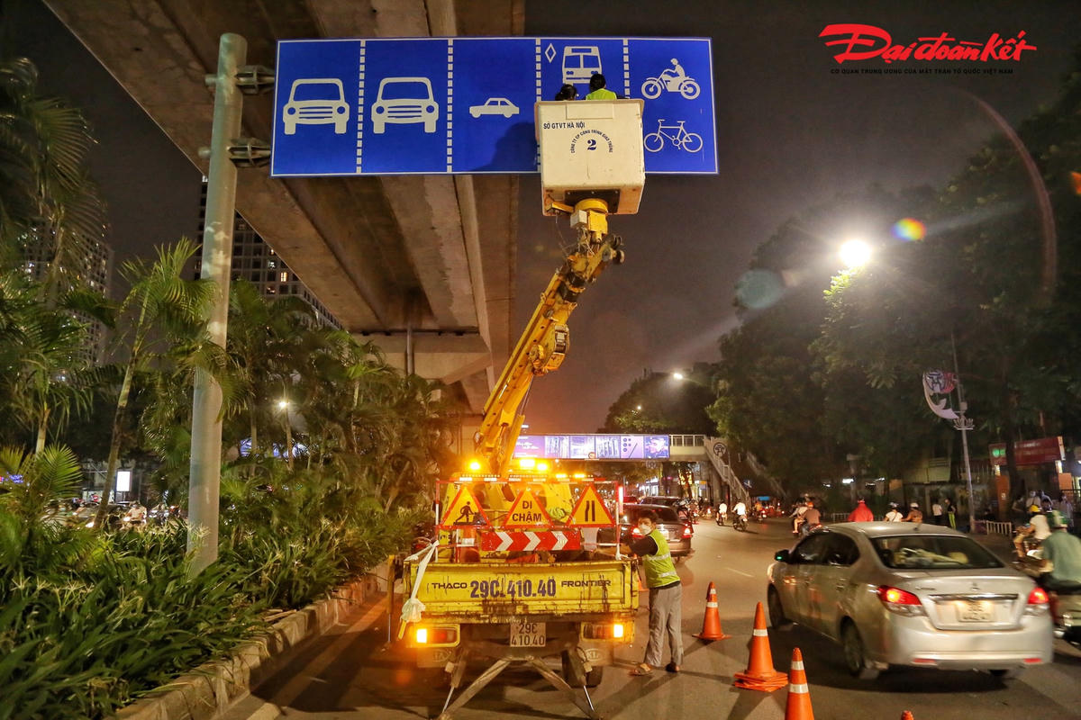 Trên công trường lắp đặt hàng rào cứng có 4 mũi thi công lắp đặt các hạng mục như: Biển báo, lắp đặt trụ va xô, hệ thống rào, đèn phản quang.