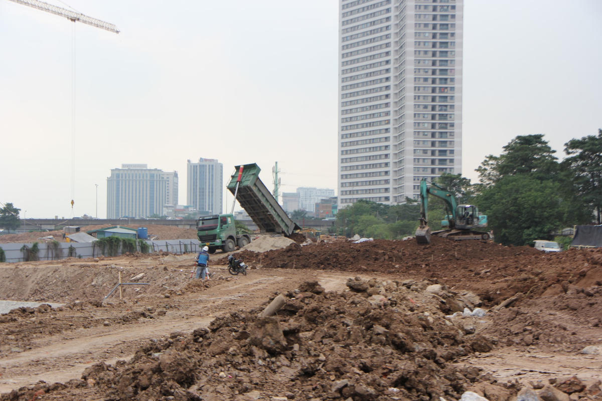 Máy móc tiến hành san lấp tại dự án.