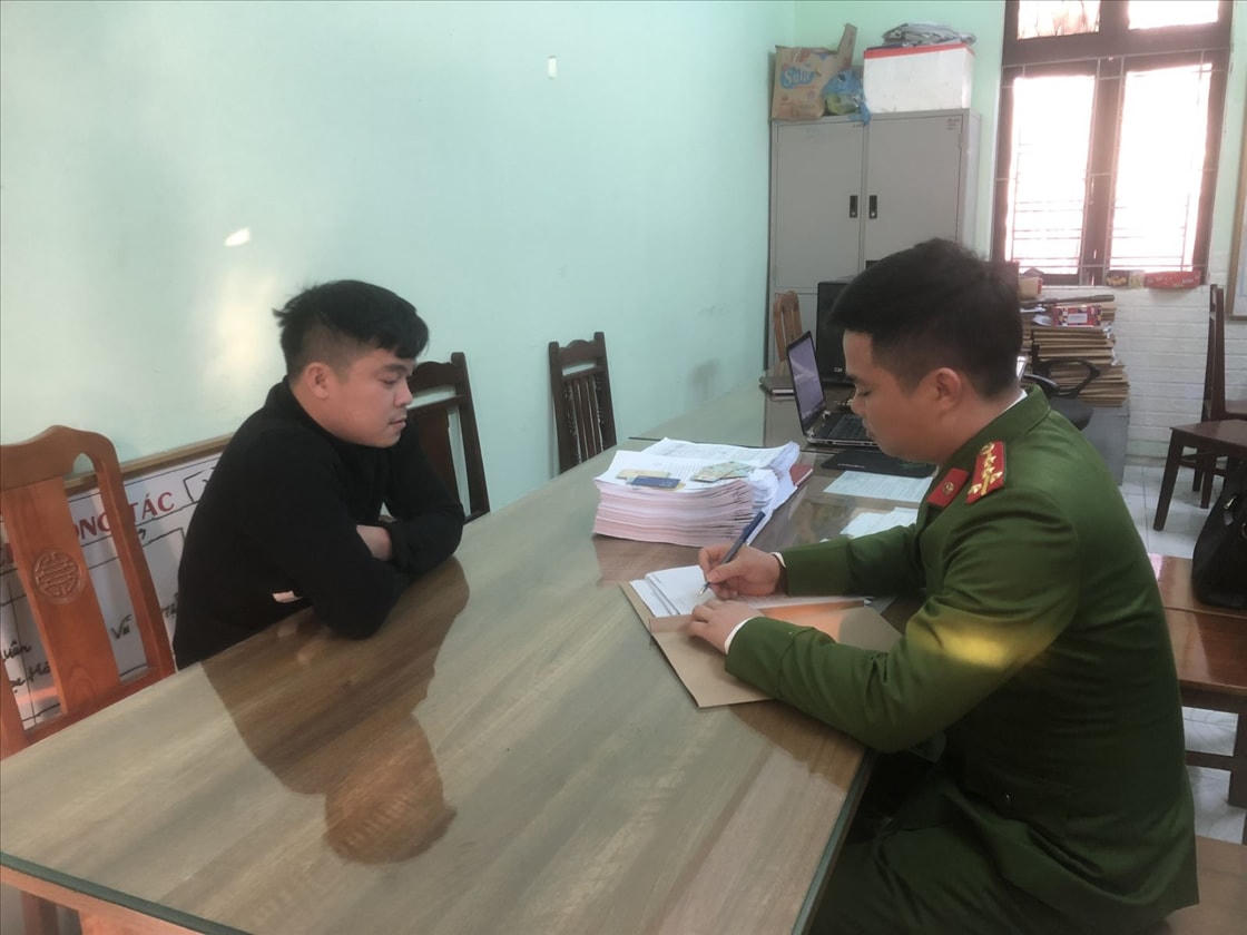 Hỏi cung đối tượng Phạm Tuấn Anh. Ảnh: Cổng TTĐT Bộ Công an.