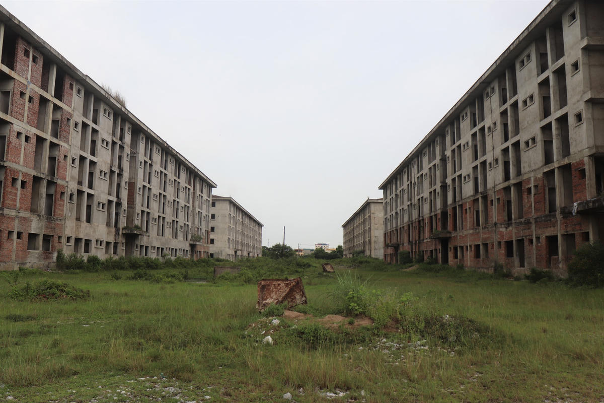 Thời gian đầu, dự án được cấp vốn xây dựng nhanh chóng, đến cuối năm 2013, thi công xây lắp cơ bản xong phần thô của 4 tòa nhà 5 tầng (A,B,C,D); hoàn thiện trát xong cơ bản 2 tòa nhà A, D và 2/3 nhà B. Giá trị khối lượng hoàn thành gần 600 tỷ đồng.