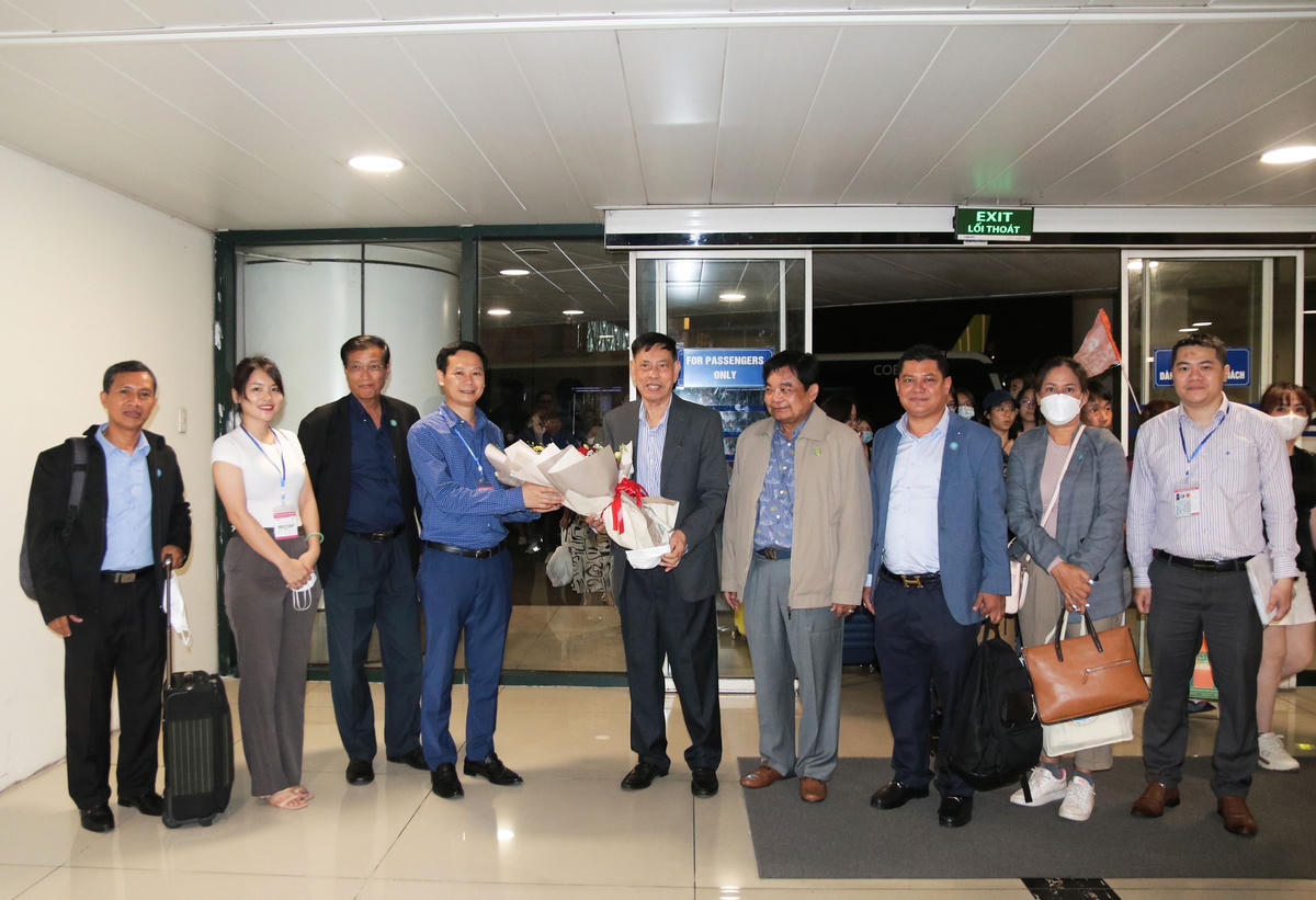Đại diện UBTƯ MTTQ Việt Nam tặng hoa chúc mừng Đoàn đại biểu cấp cao Hội đồng Quốc gia Mặt trận Đoàn kết Phát triển Tổ quốc Campuchia.