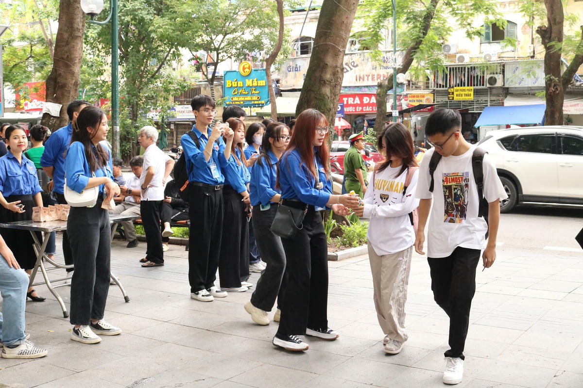 Tại điểm thi Trường THPT Việt Đức (Hà Nội) các thí sinh đến làm thủ tục dự thi khá sớm trước khoảng 1 tiếng. Hồi hộp, lo lắng là tâm trạng chung của hầu hết thí sinh.