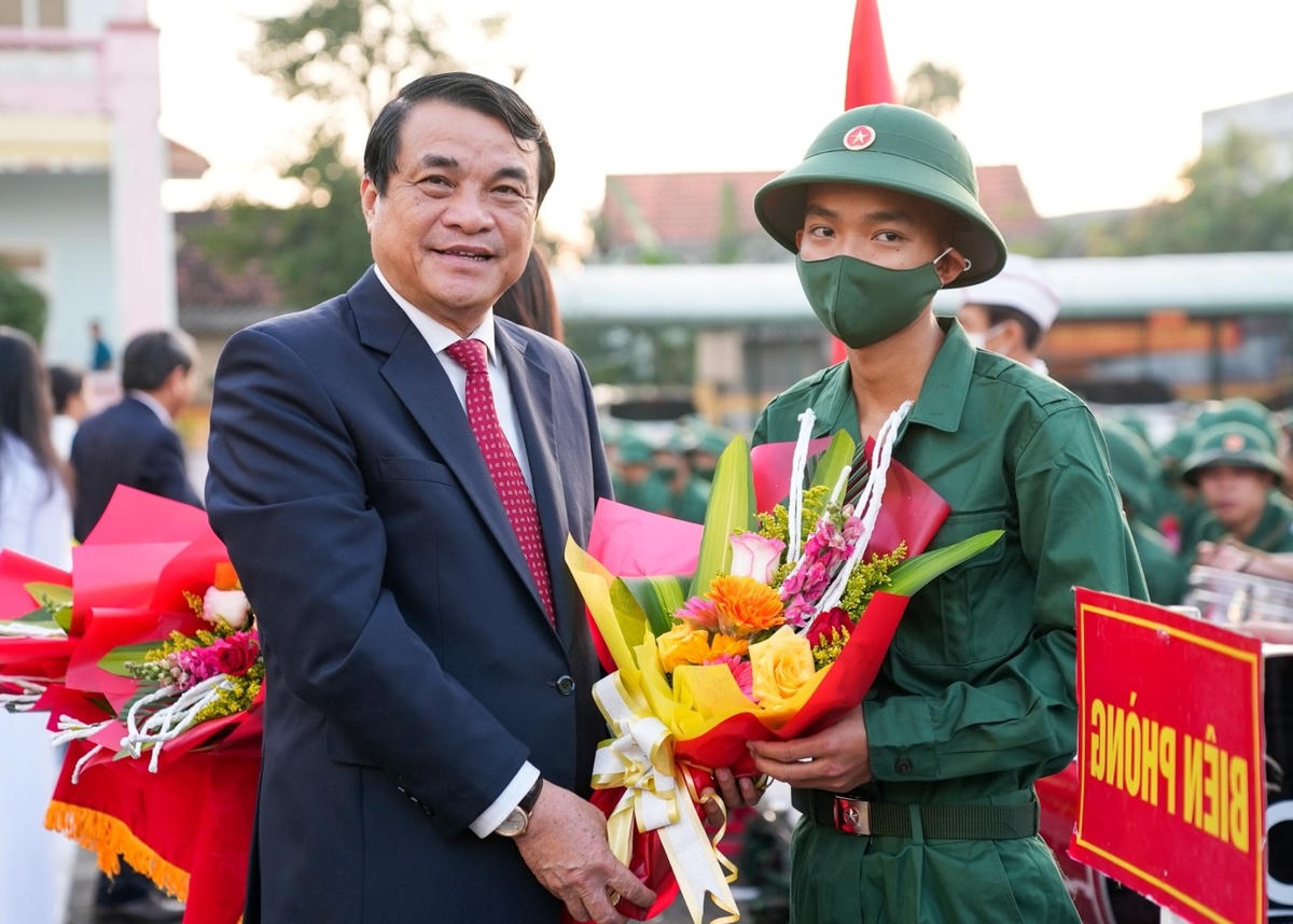 : Bí thư Tỉnh ủy Quảng Nam ông Phan Việt Cường tặng hoa tân binh.