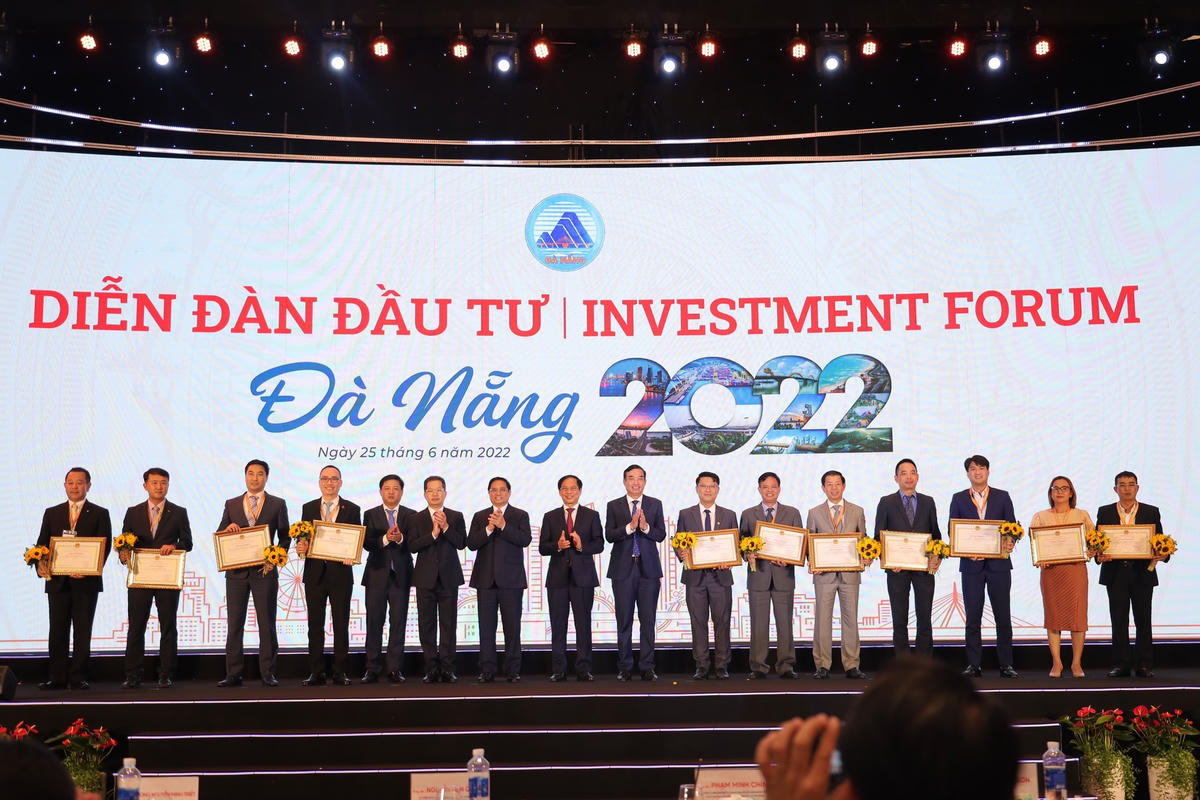Các nhà đầu tư nhận Giấy chứng nhận, Quyết định chấp thuận chủ trương đầu tư và Bằng khen của Chủ tịch UBND TP Đà Nẵng.