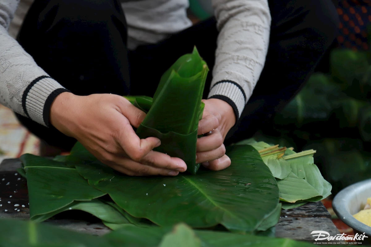 W_banh_chung_tranh_khuc-le-khanh2.jpg