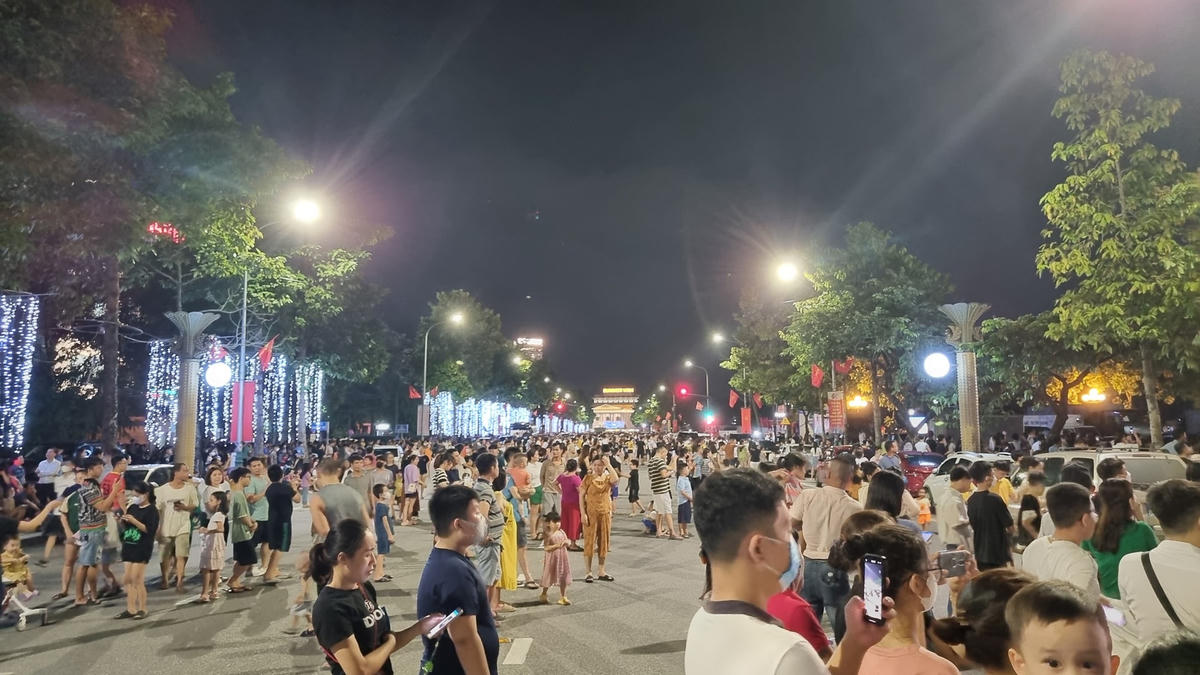 Hàng vạn người dân tham dự Lễ Kỷ niệm 60 năm thành lập thành phố Vinh, 235 năm Phượng Hoàng Trung Đô.