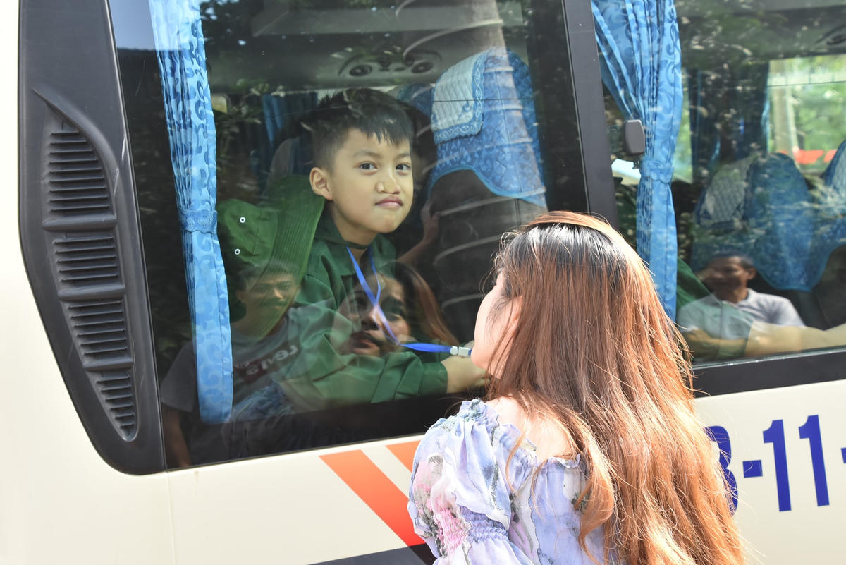 Bịn rịn chia tay cha mẹ bước vào một kỳ nghỉ đầy khó khăn nhưng chắc chắn sẽ đáng nhớ với đầy những trải nghiệm mới mẻ.